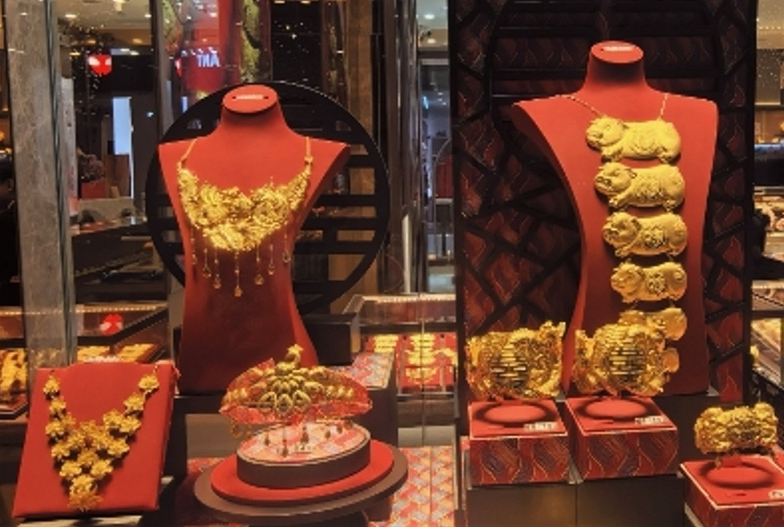 金饰克价跌到1000元国际局势一有缓和，黄金就调整一下，但中长线还是升势之中，