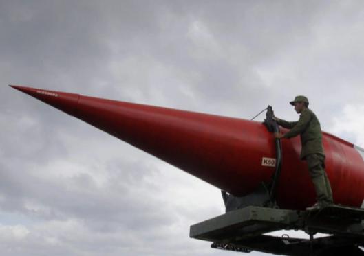 俄罗斯卫星网报道，三个月来没有一艘油轮可以抵达古巴。美国现在对付古巴，用的是