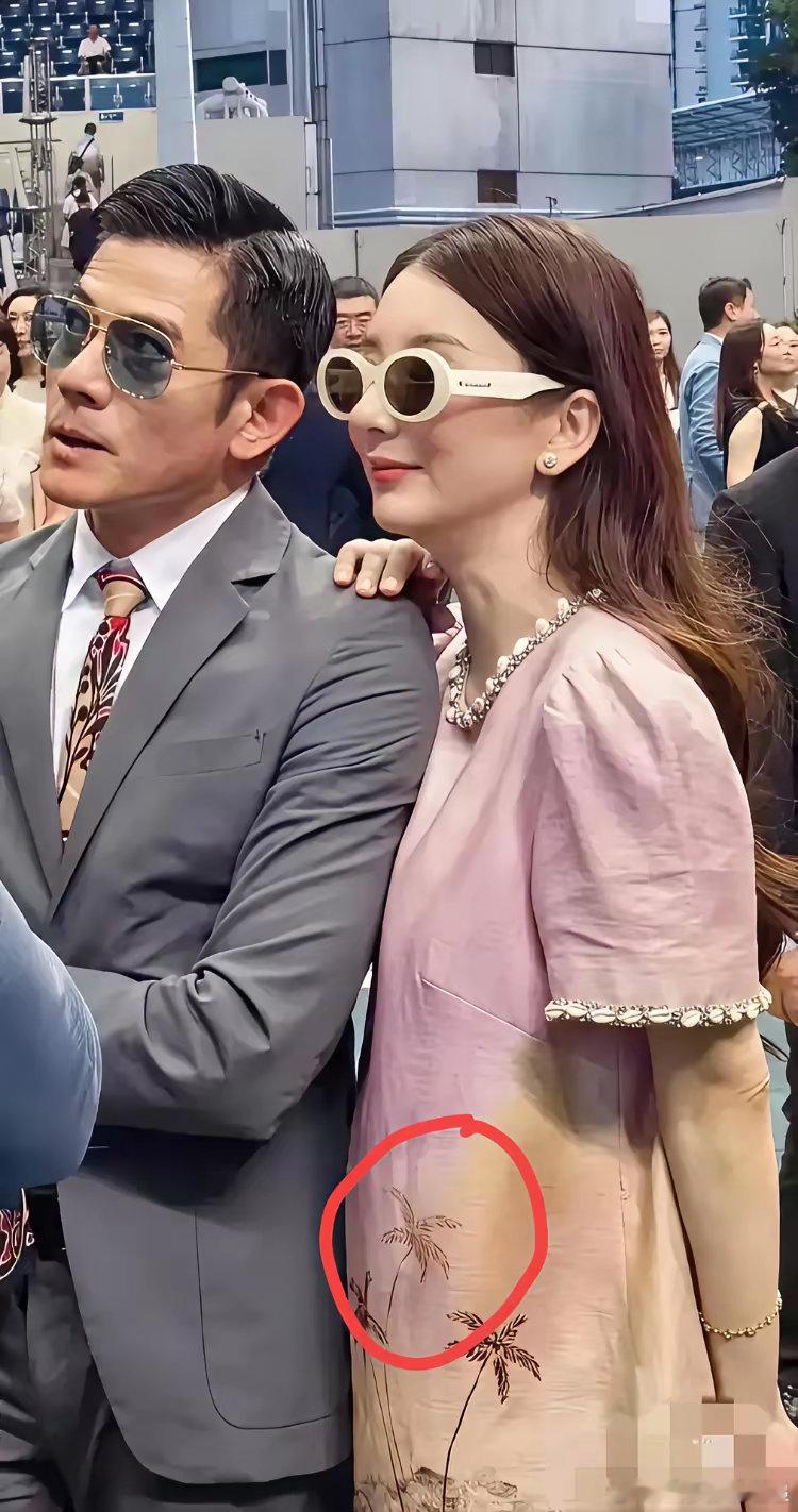 我有一种预感。郭富城老了也很难退出娱乐圈，大女儿8岁，二女儿6岁，现在又有了三胎