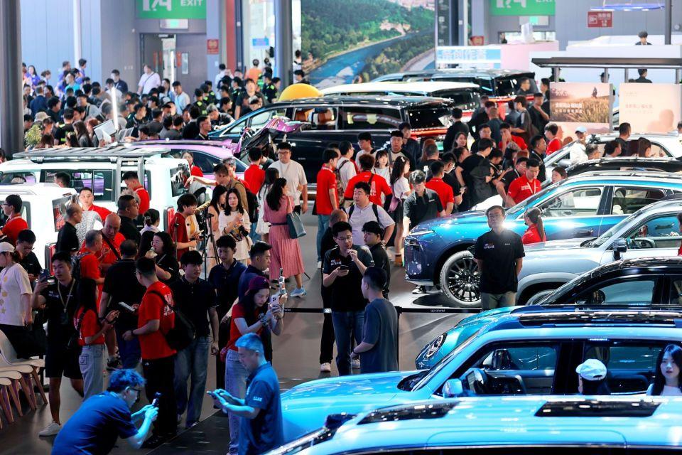 国补调整，地方接棒！年末收官，全国超30地推出汽车消费补贴大消息！年末买车能省