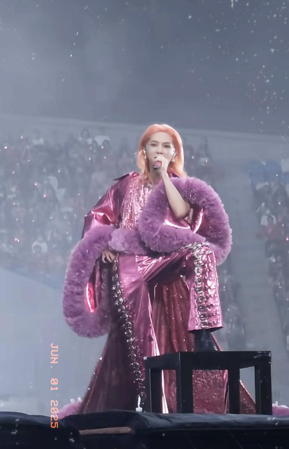 华晨宇的演唱会造型艺术成分很高而且看着并不违和现如今能够驾驭这种风格