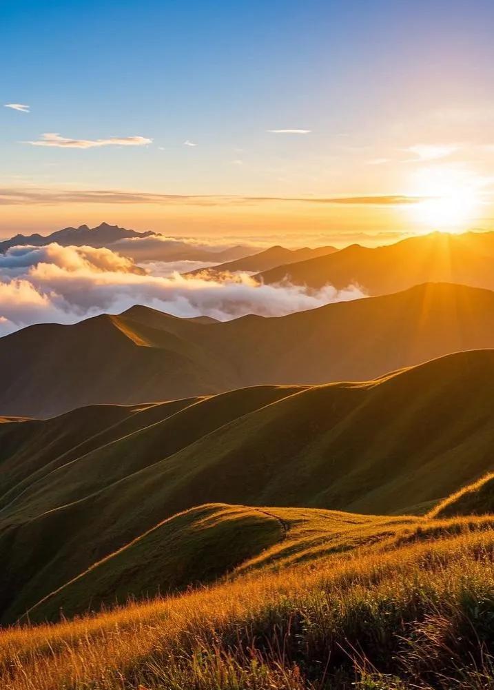 看武功山夕阳渐沉，余晖洒遍山川，记住这震撼美景，是与大自然的浪漫约定。户外圣地武