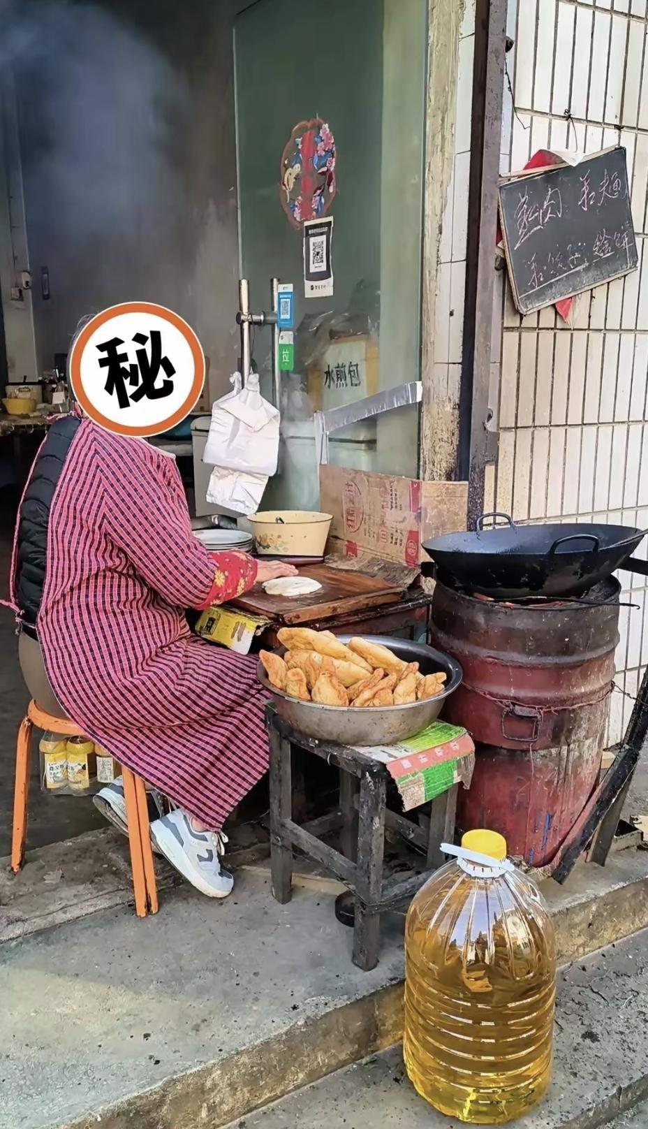 我一邻居五十多岁，去年厂子裁人她下了岗。在家待不住，跟着人学了一个月炸面食。现在