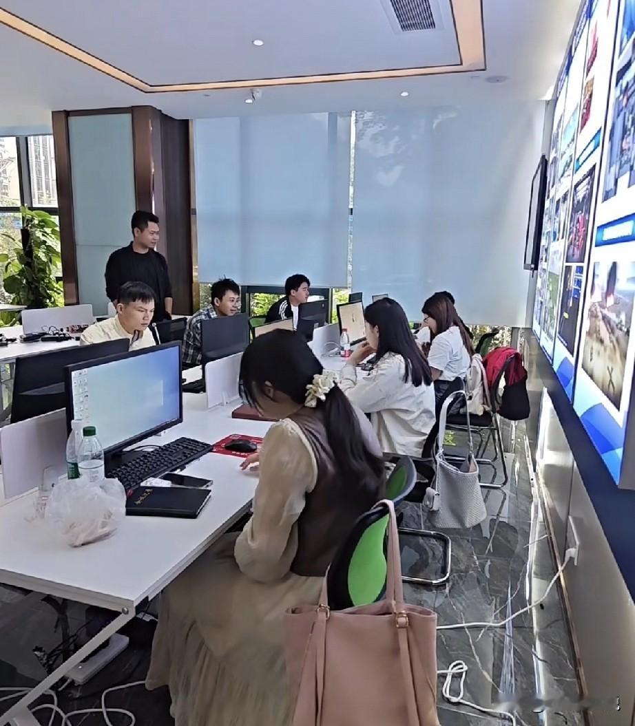 公司违法辞退员工，却恶狠狠的吓唬员工说你去仲裁吧，我什么都不干，先耗你个一年两年