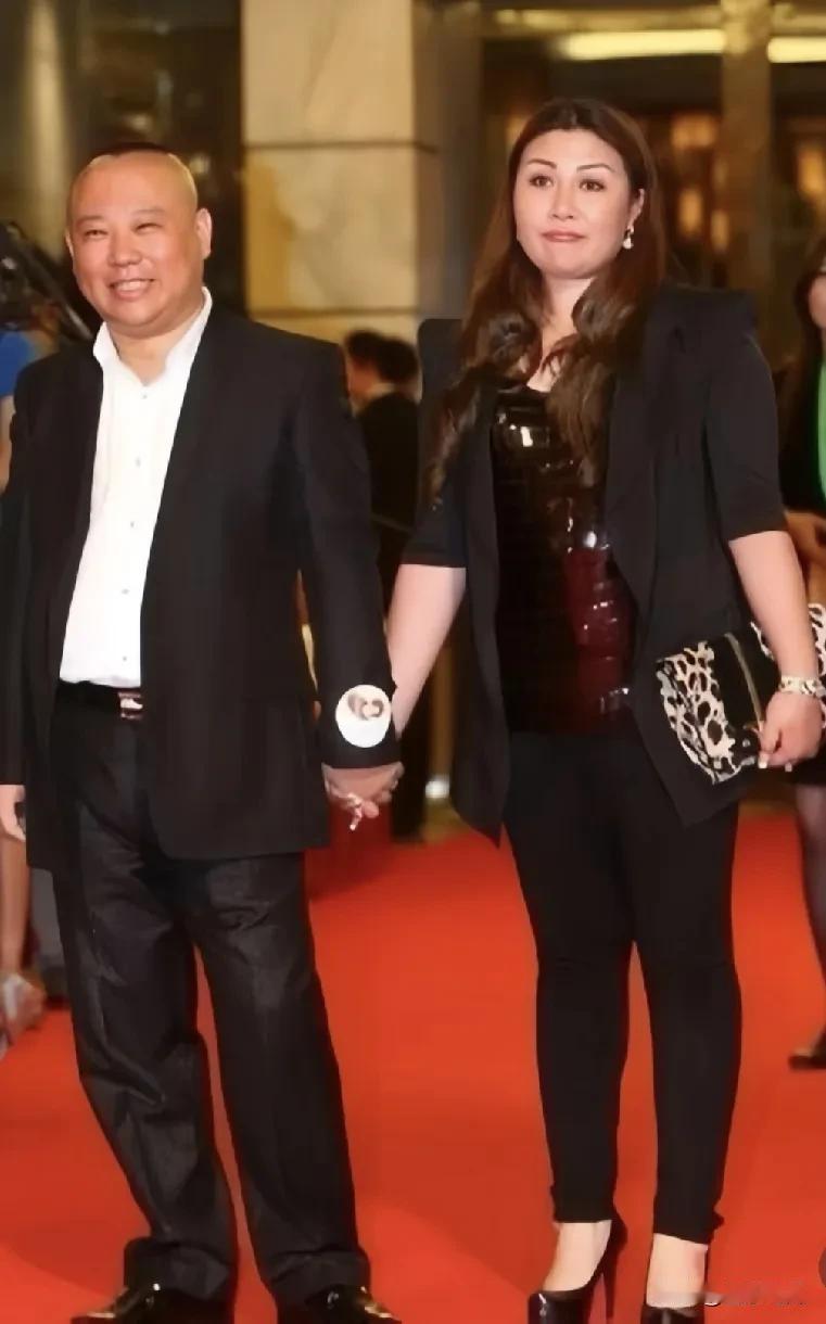郭德纲老婆王惠还挺有女人味的。别看有人说她肥头大耳，可是她14岁就走红开专场，曲