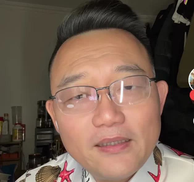 怼郑好：骂街永远成不了一门手艺。昨晚老郑突然失声，后来得知是暂停一个月，虽有