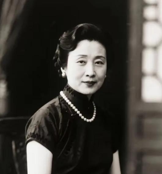 宋美龄106岁长寿真相曝光！医生翻她病历惊呆：癌症确诊后，她每天雷打不动做3件事