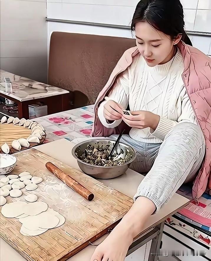 靓女踏桌捏水饺，个个金黄像金砖。咸菜肉丝滋味妙，牛肉蛋香软翻天。一出锅来