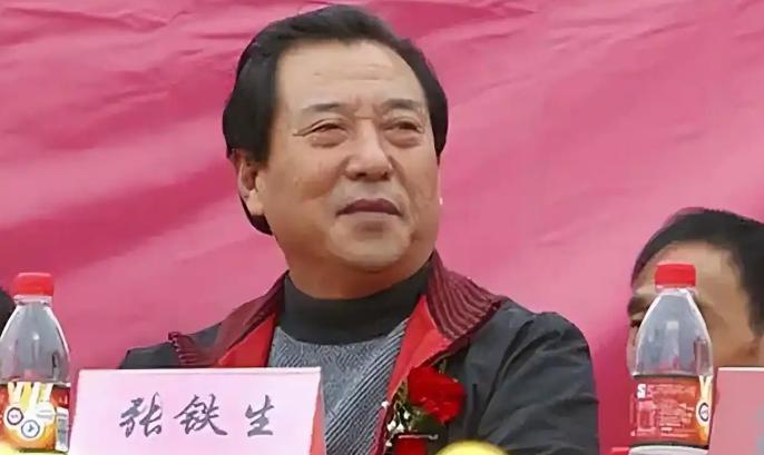 张铁生坐了十五年牢。他老婆董礼平守了十五年。她在沈阳农大当老师，俩人是同学，他在