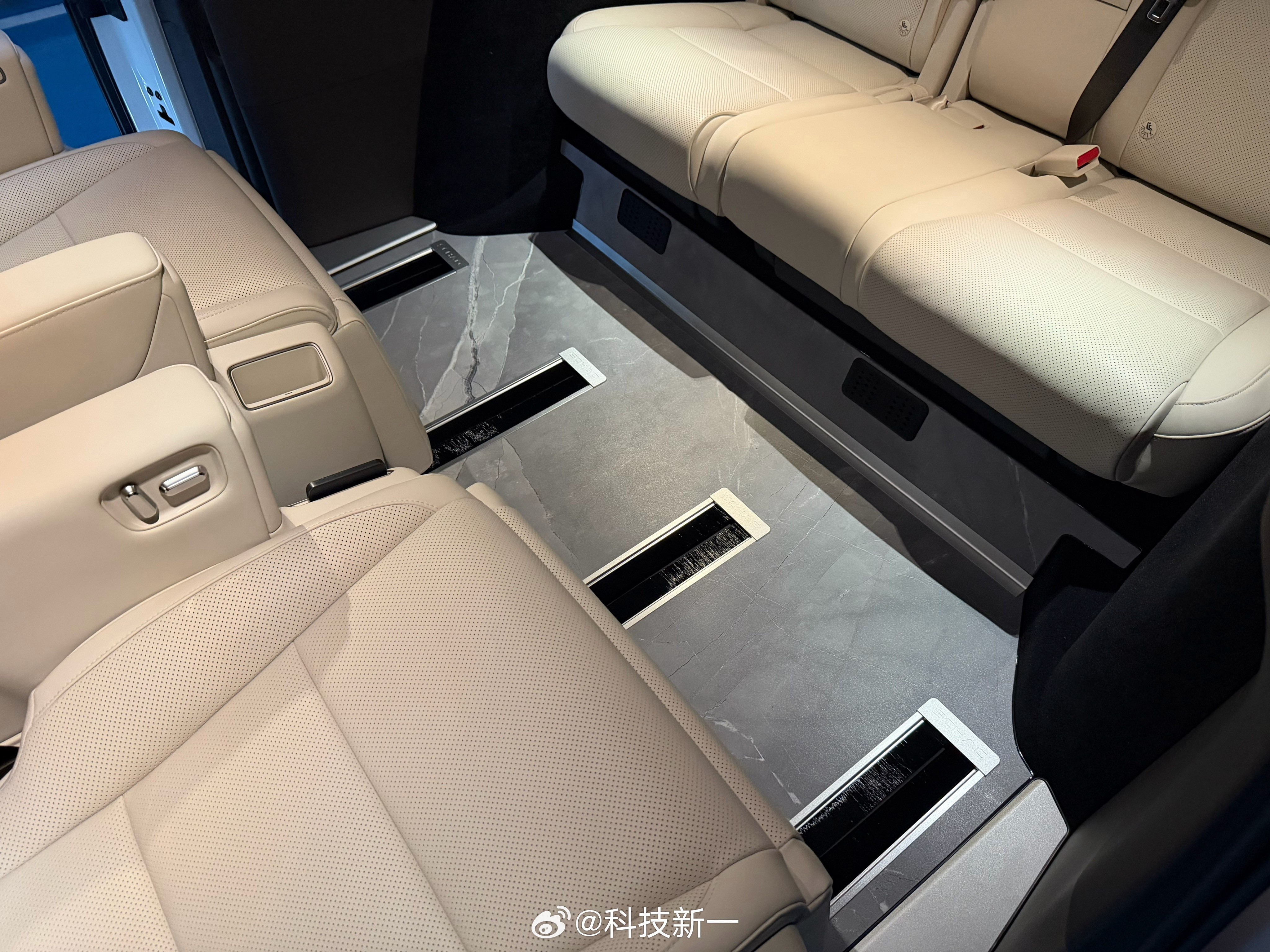 给理想MEGA加装了地板，这样是不是看起来高级了很多