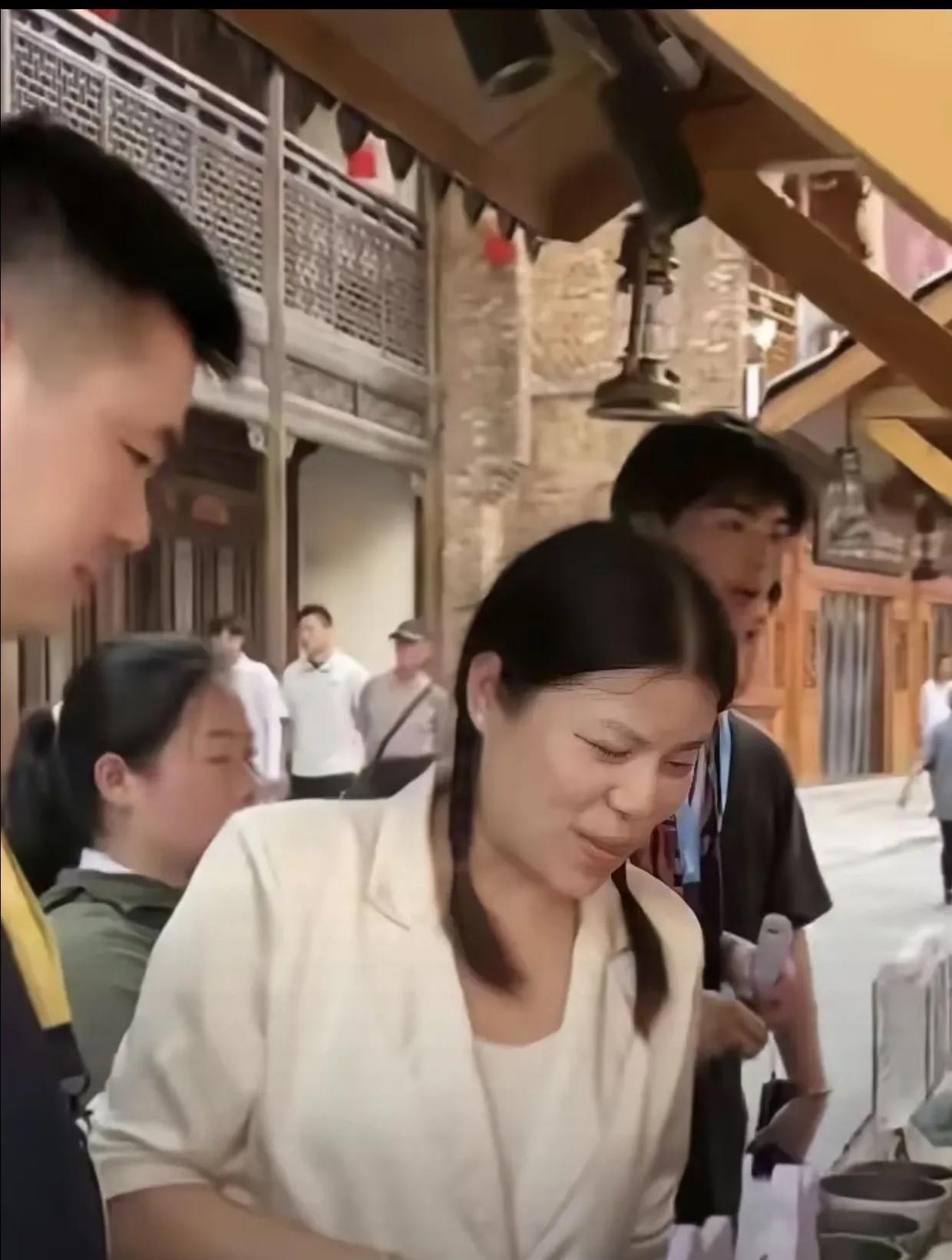 家人们，下午好啊，姗姗来了，看到大娘“Z近有个事儿挺闹心，我大娘在直播里大发雷霆