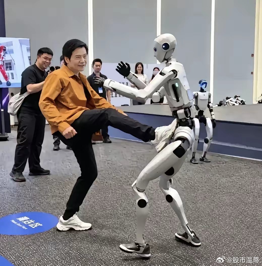 雷军9月14号去了宇树，当众踹了机器人一脚。机器人退了几步，没倒。围观的人笑了。我看的是旁边站着的王