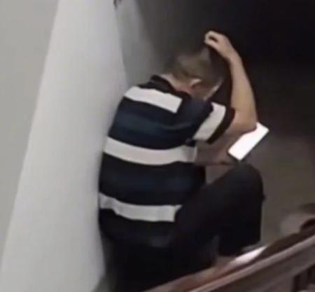 福建厦门，公公提前下班后，看到只有儿媳妇和孙子在家，他突然做出了一个让人惊讶又敬