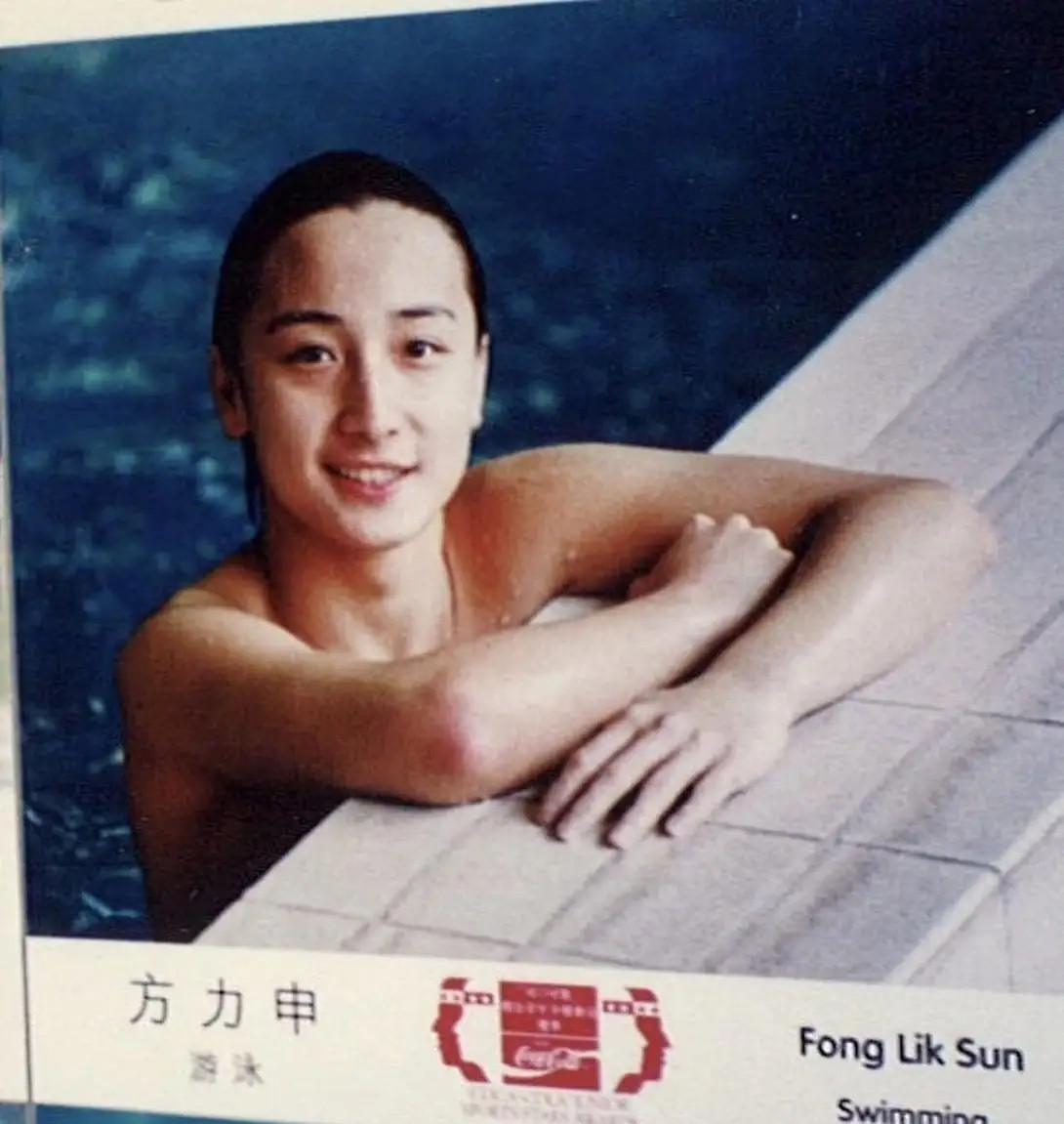 方力申带女儿游泳，这是小宝宝第一次游泳，她不怕水哎，很淡定！这个小朋友，应该是遗