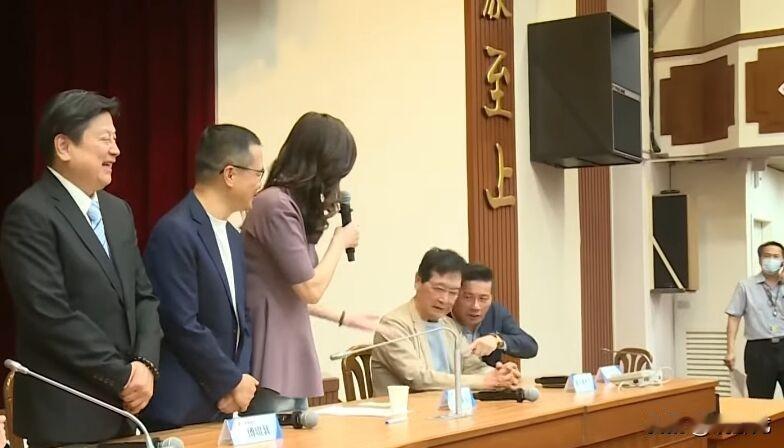 郑丽文、赵少康今天（21号）同台有说有笑，是真的“大和解”还是在“演”？国民