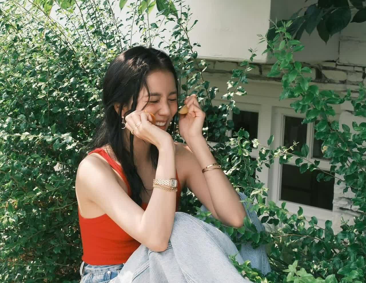 金智秀，不但人长得好看，脚在韩国人来说算不错的了