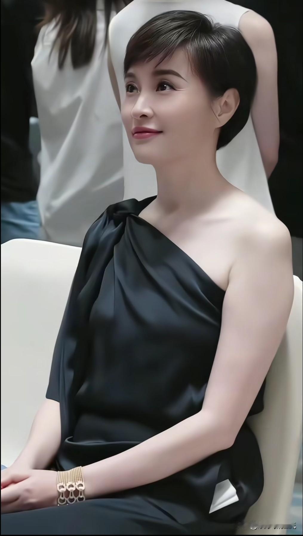 气质女神吴越，落落大方，不仅演技出众，而且状态也非常棒。活或许年纪小的人很难理解