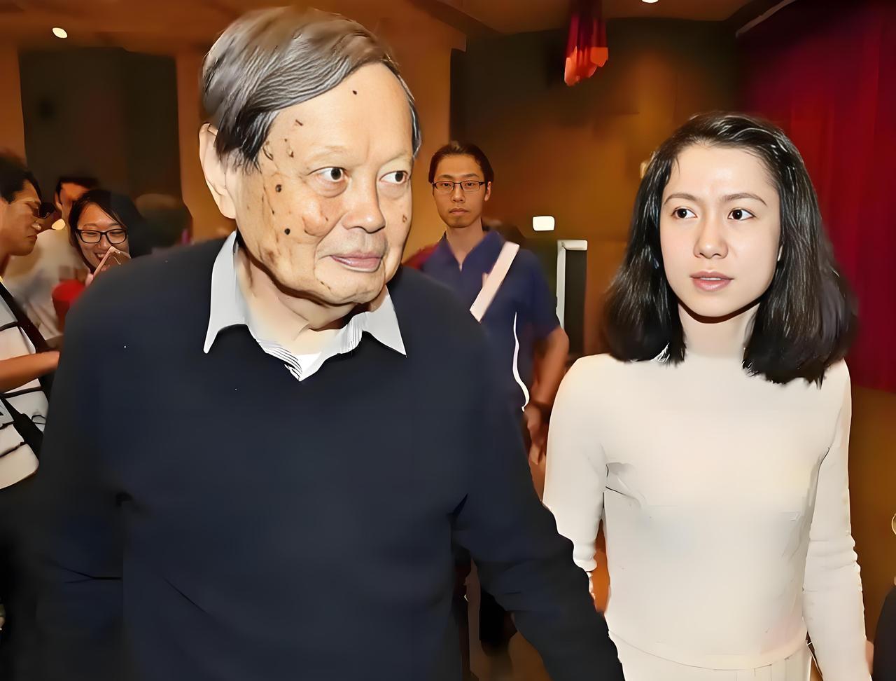 杨振宁翁帆真挚的爱情，被人们传为佳话。科学家杨振宁时年82岁时迎