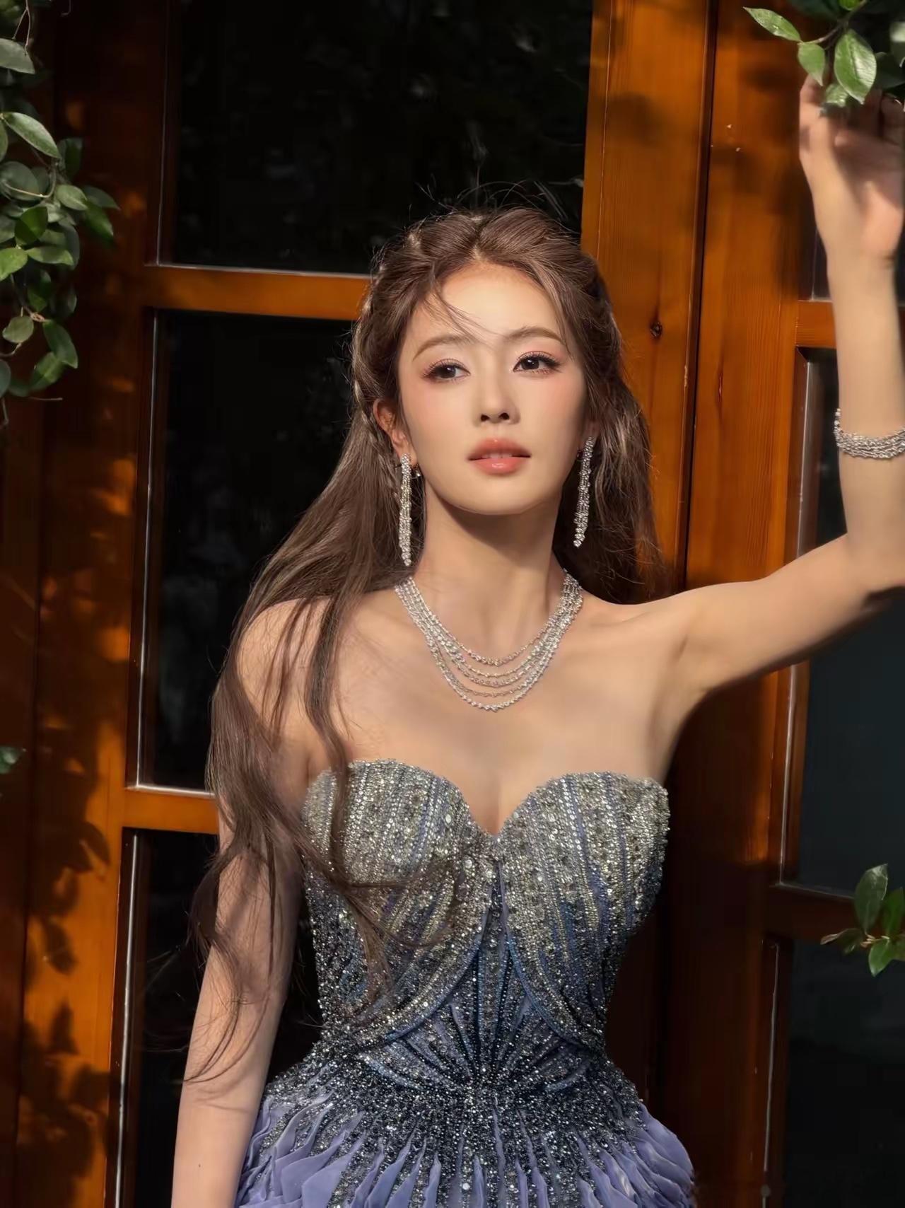 说真的白鹿确实有点不上镜因为我亲眼见过她本人，不得不说，跟电视上差距也太大了。好