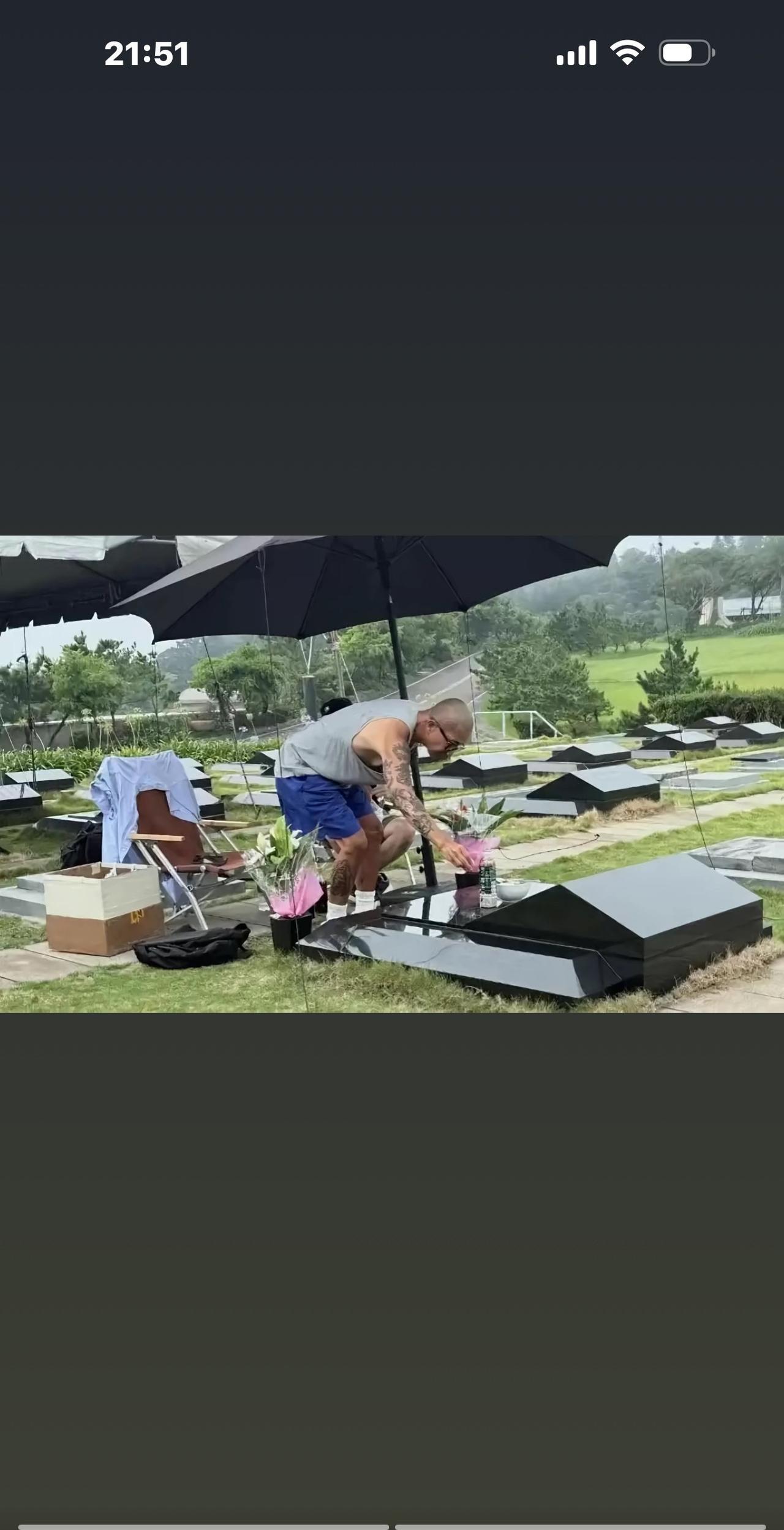 妈呀，具俊晔好深情呀，穿件老人背心，一条短裤，就跑去已故妻子大S坟墓前献花啦，那