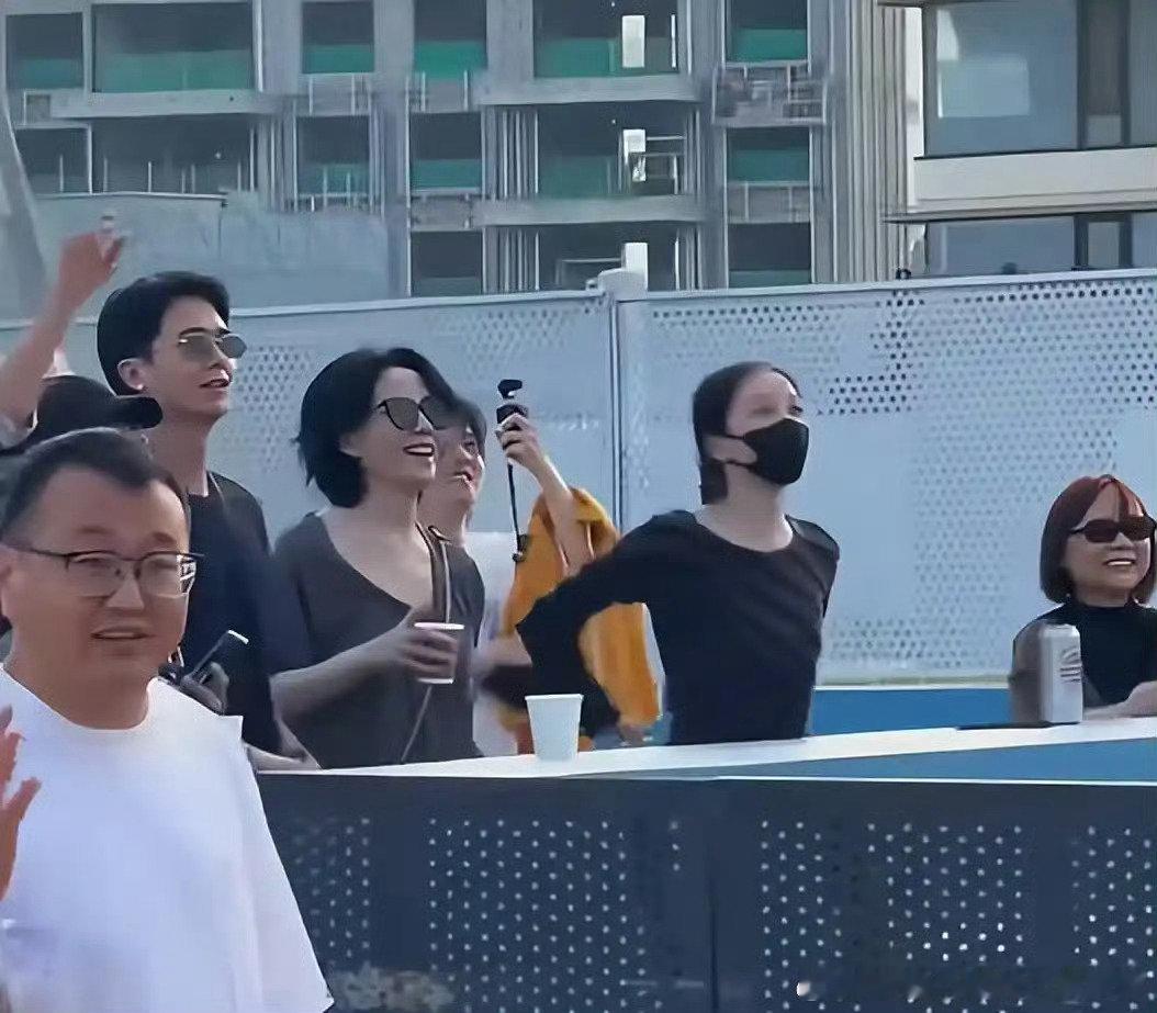 王菲女儿李嫣现身阿那亚游玩，留着黑长直素颜出镜特别显嫩，跟宋妍霏一起同框合影太吸睛了！​