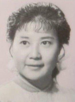 1988年，京剧名家齐淑芳带30多名演员集体滞美不归，抛夫弃国的她面对一片骂声直
