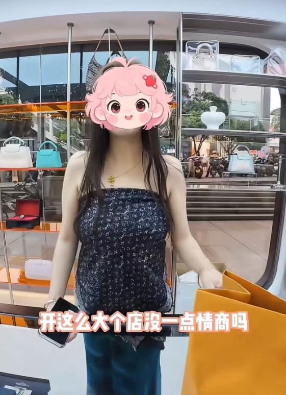 男友520上午大手笔送的包，下午就被女子拿来退货。老板同意了退款，但却要把钱原路