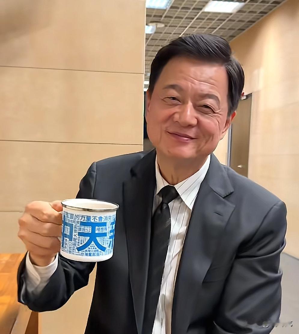 我可能跟你们很多人不一样，中国台湾那么多时事评论员当中，我最喜欢的是周锡玮和雷倩