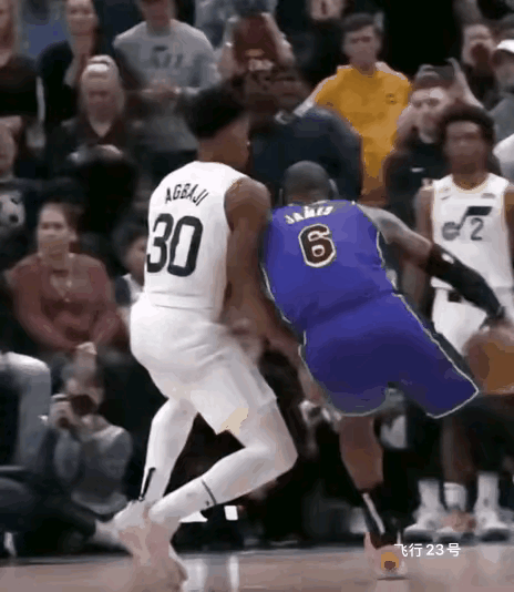 不得不承认詹姆斯这一转身过人真好看[赞]