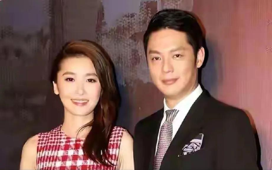 离婚8年，傅程鹏和程愫竟因一部军旅剧再引热议！当年程愫为傅程鹏放弃大城市机会，婚