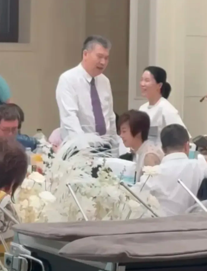 乒坛双骄的豪门人生：王楠豪赠金链惊全场，张怡宁低调身家更胜一筹