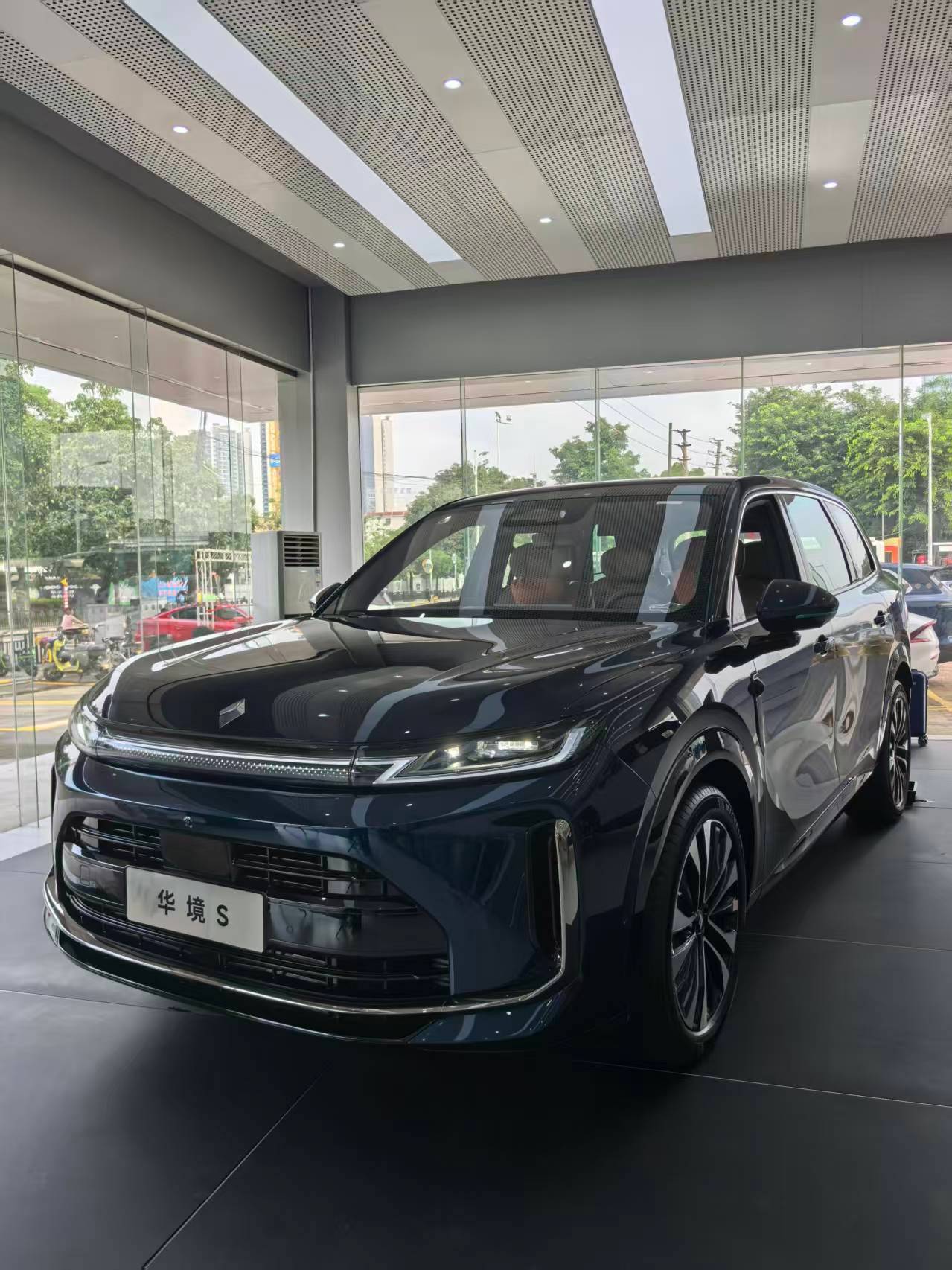 作为一款六座SUV，二三排座椅都能完全放平，变成一张大床。全车有超过3...