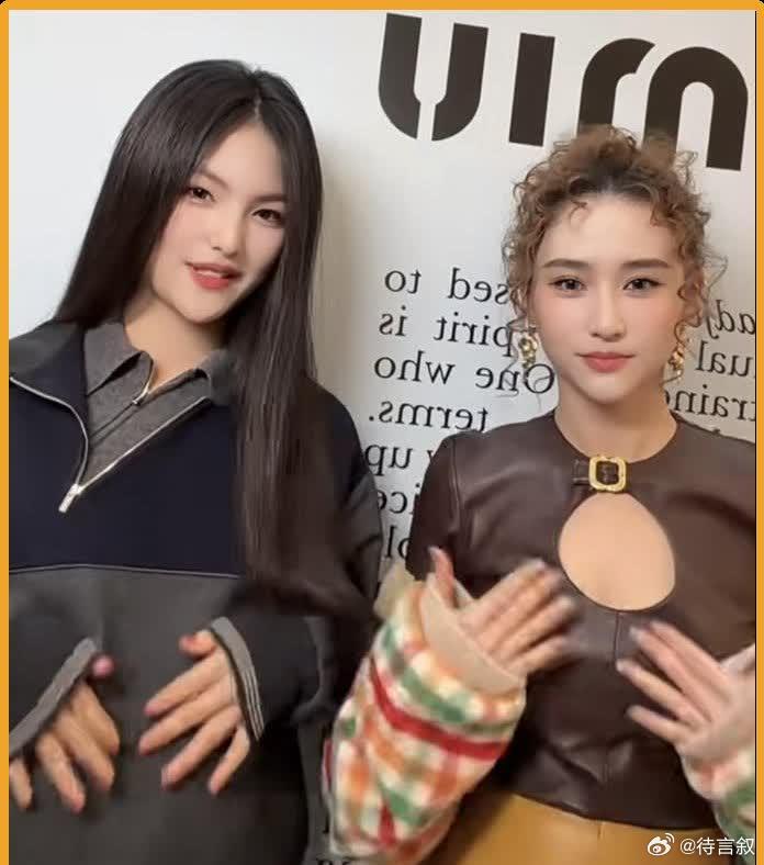 十六岁王诗龄同框三十岁何超莲，富养气质丝毫不逊豪门千金。​​​