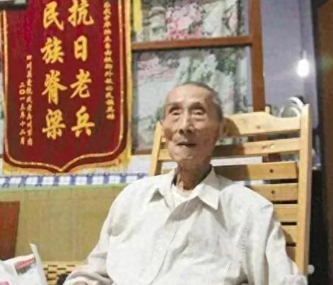 🌞1942年，黄士伟在路上埋60枚地雷阻击日军准备预测日军会停下的地方时，