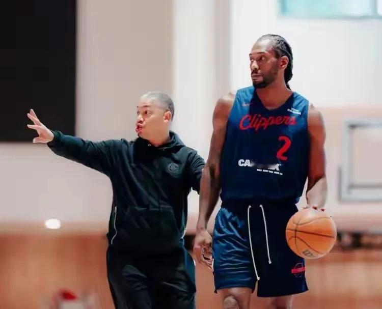 马刺和快船是冰火两重天。快船休赛期签来比尔、大洛、柯林斯、保罗等等名将，可谓兵