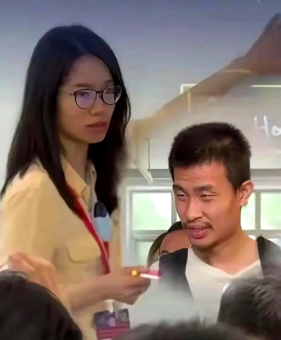 现在王虹估计郁闷了！自己大名鼎鼎的麻省理工博士，纽约大助教竟然被说蹭韦神的光