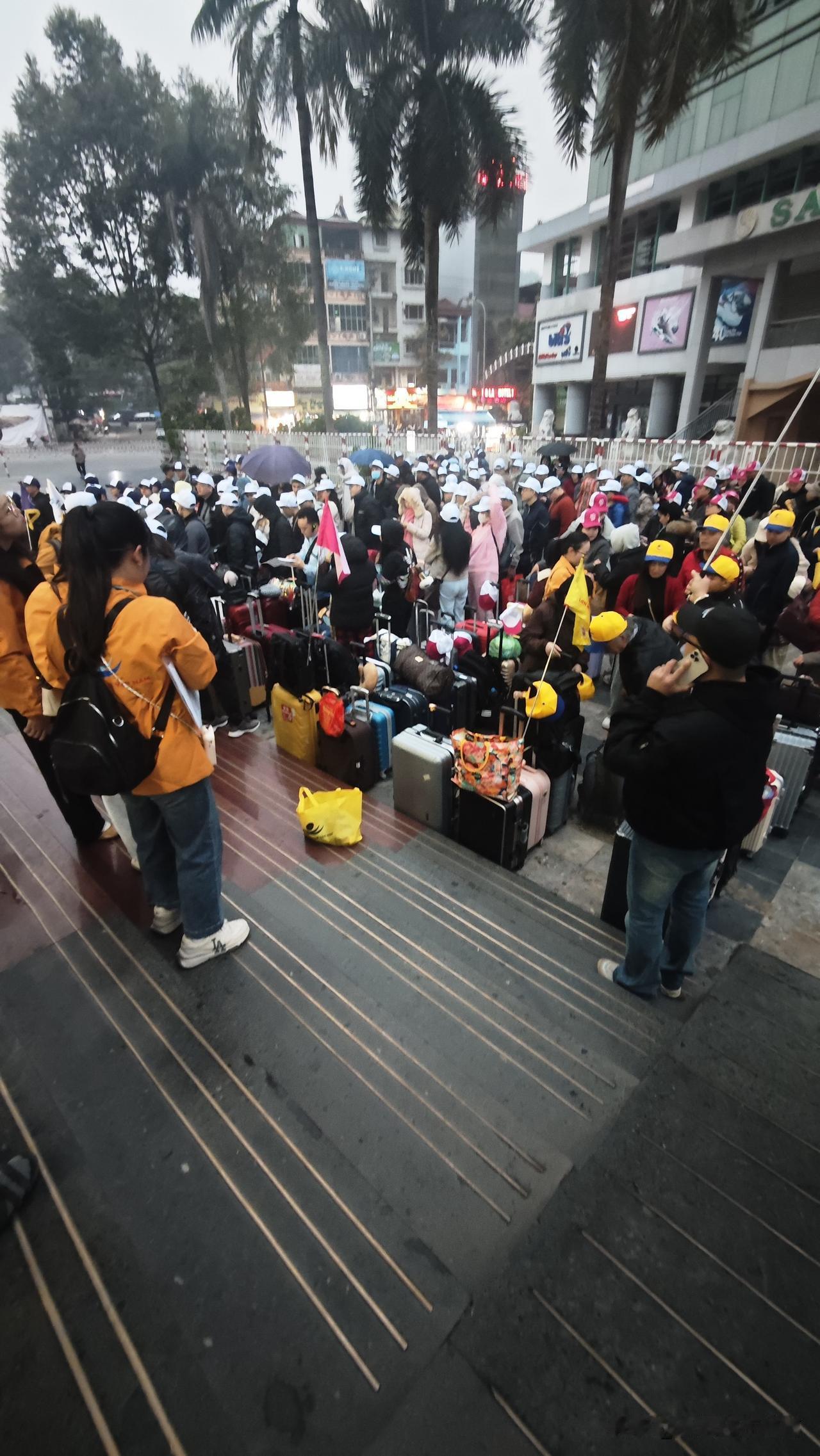 现在是反过来了吗？越南人来中国旅游，人真是越来越多。我这几年一直往返于中越。