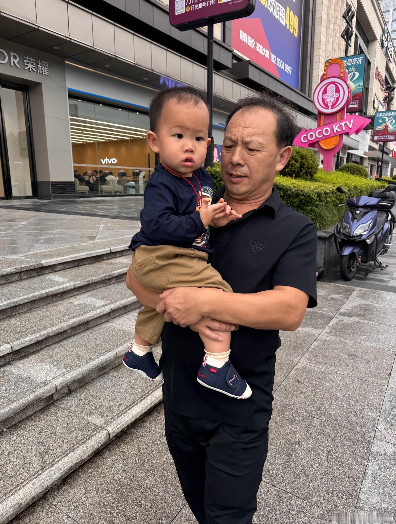 假期结束后上班第一天等等爸爸要离开重庆出差然后回厦门，我送他去车站的路上看到1