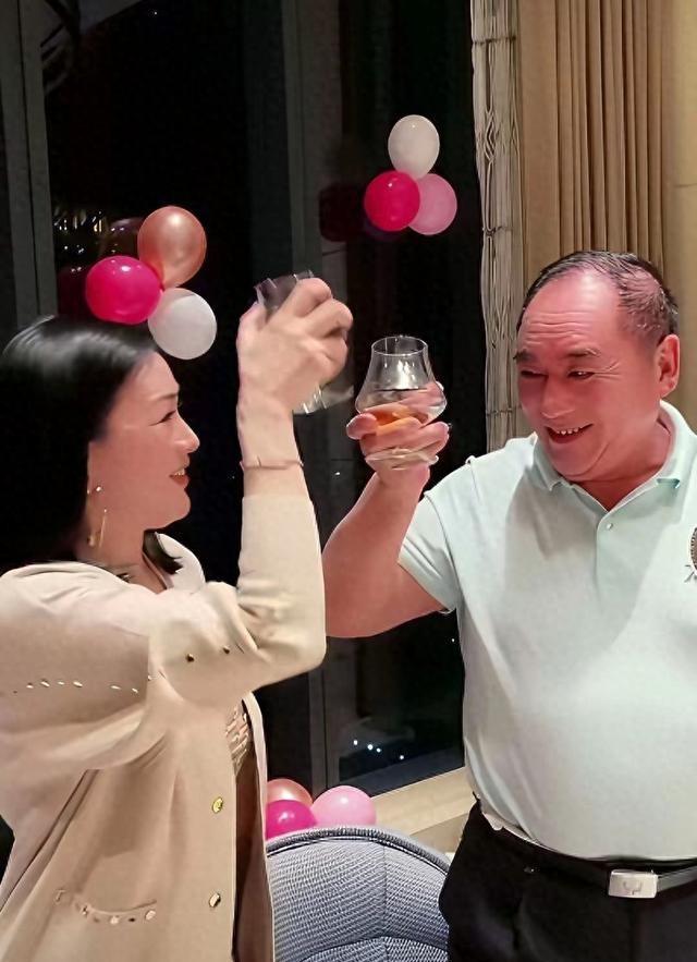 钟丽缇和公公勾肩搭背开怀畅饮，张伦硕带大女儿单独出游，这是一家人没边界还是各玩各的？​