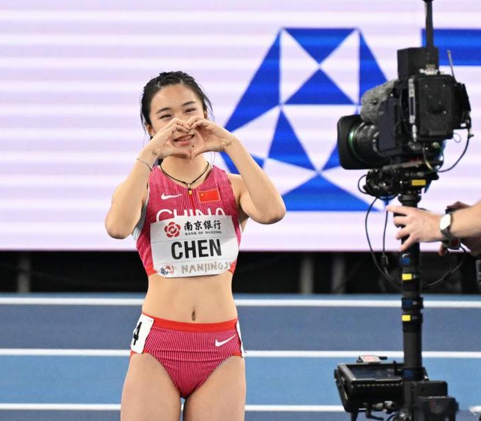 中国16岁短跑女将0.07秒惊险优势夺国际赛首冠今年世锦赛单项接力她准备为中国