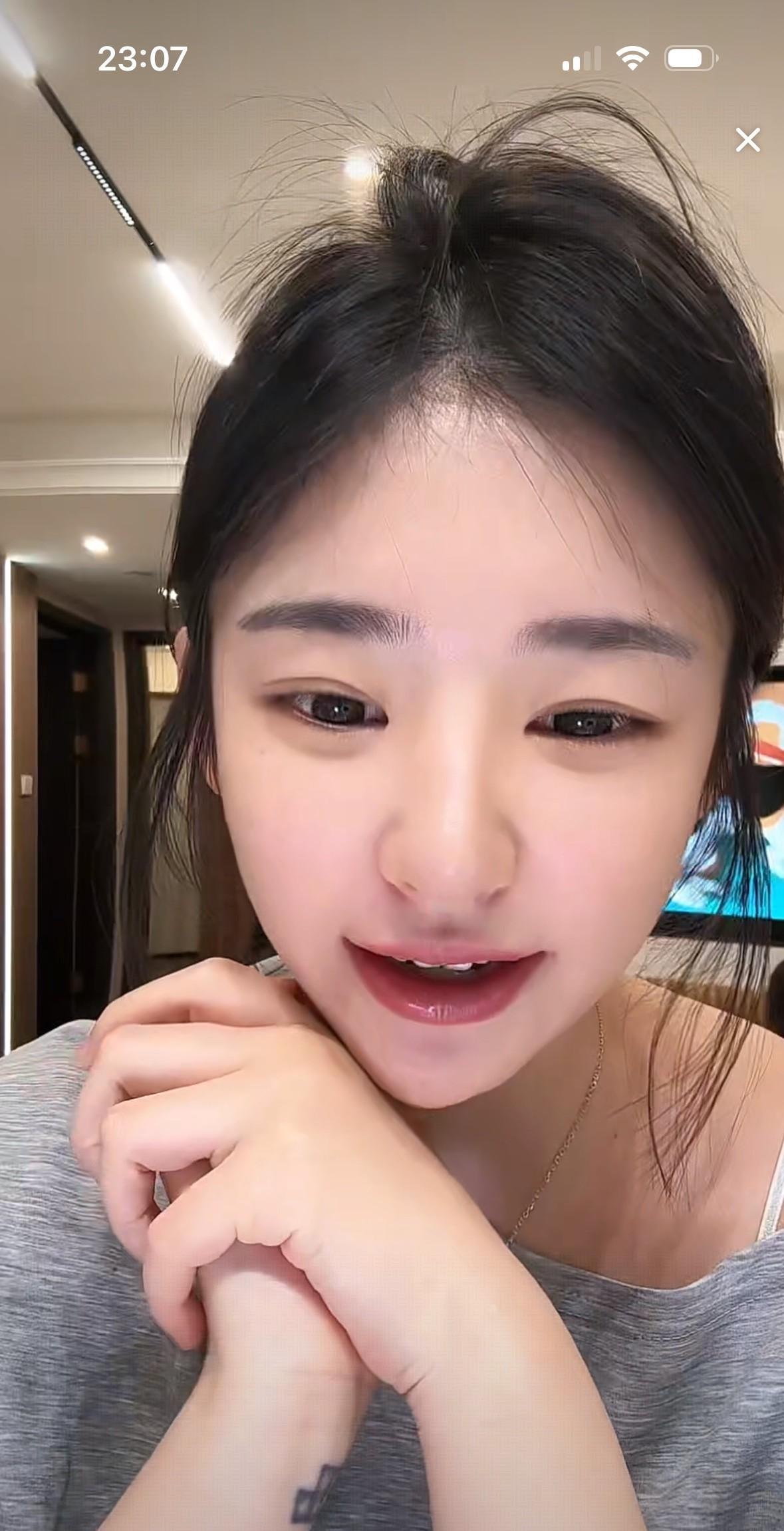 今晚，黄一鸣在直播时说，去年她没有钱，叫闪闪的爸给抚养费，闪闪爸说没有钱就不给。