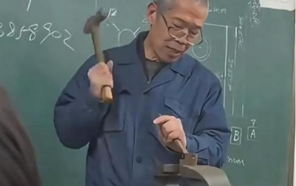 为什么说八级钳工是手艺人的天花板，给他一堆废铁他能还你一台摩托车。只要是人能完成