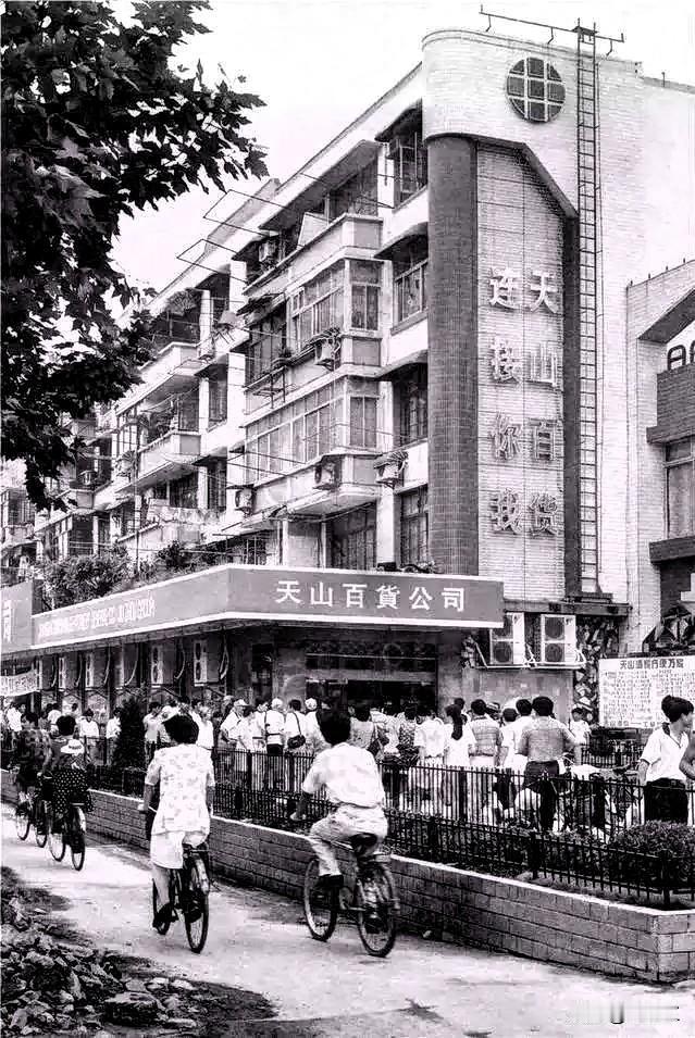 上世纪的1989年4月22日，新疆维吾尔自治区及乌鲁木齐市领导金云辉、玉素甫.艾
