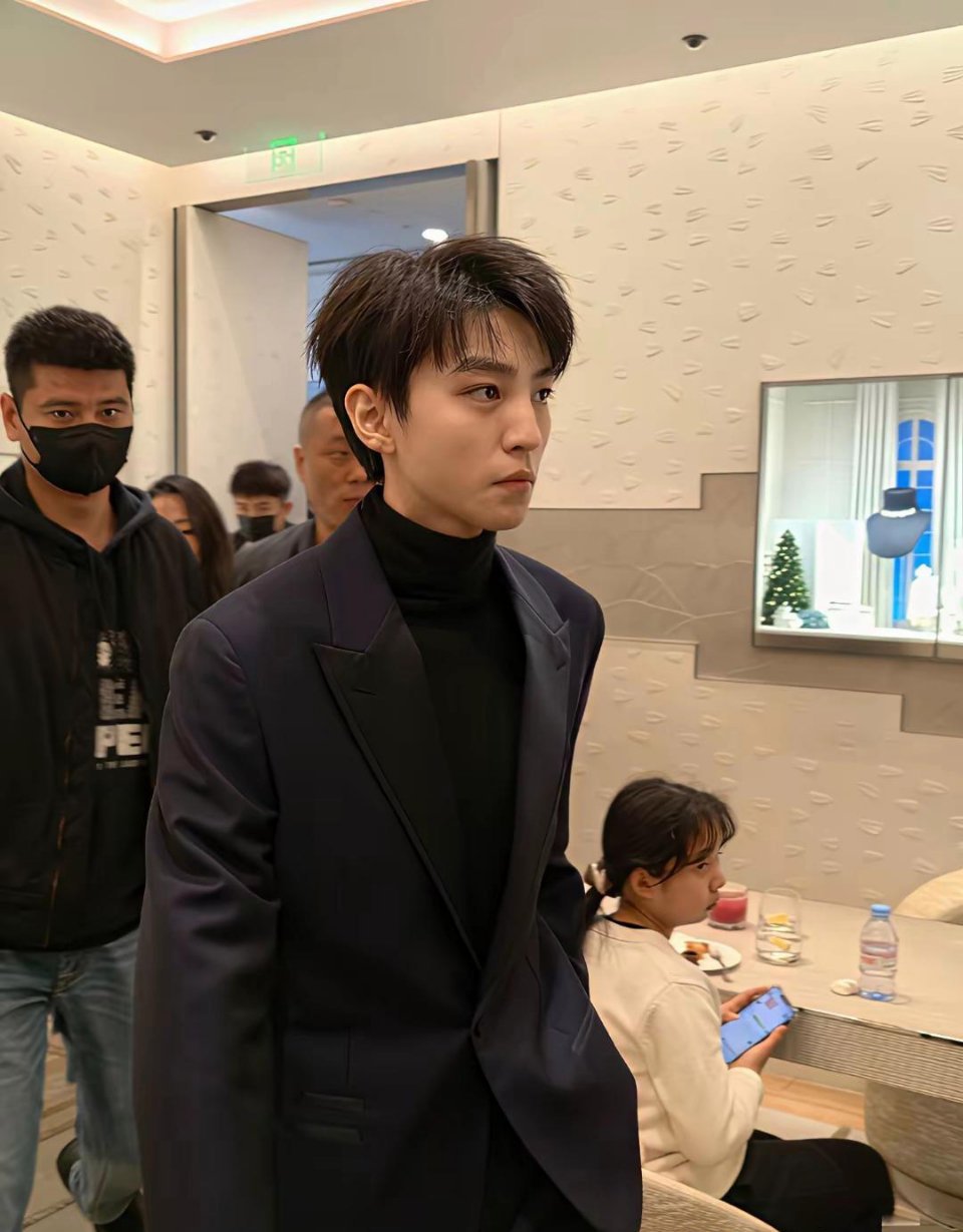 这是王俊凯吗？印象中他一直还是小孩，怎么突然这么成熟有男人味了