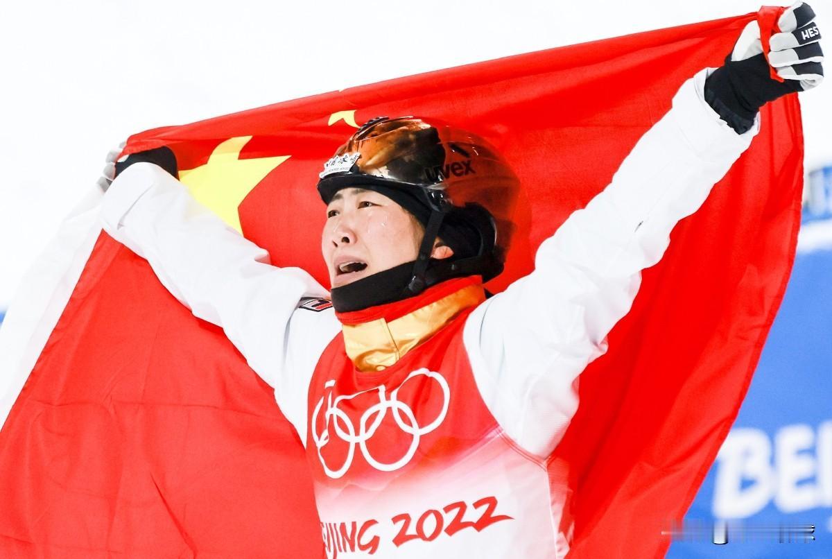 历史总是惊人的巧合，更是奋斗的必然。四年前的今天，31岁的@徐梦桃在北京冬奥