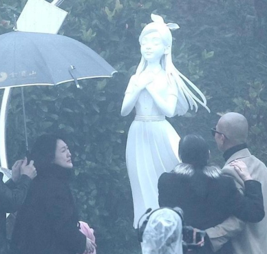 这18岁的温柔懵懂的美少女雕像，真是大S吗？形不似神不似的，倒像卡通动画人物，或