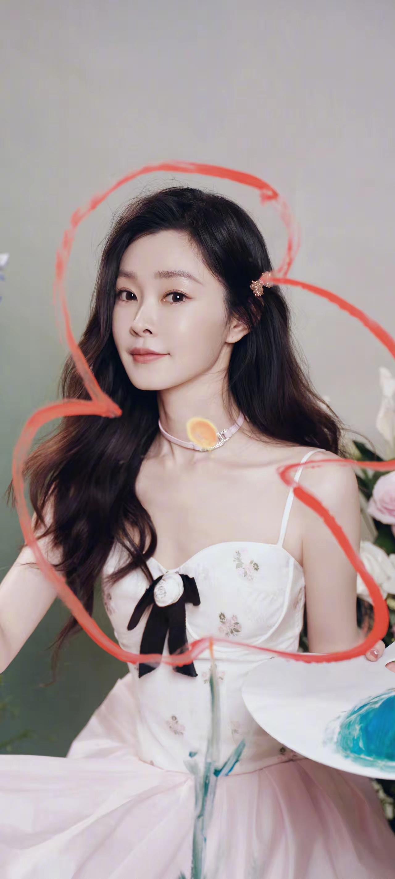 天南地北大拜年美女壁纸～宋轶，一袭粉白吊带裙，温柔又清新，手捧鲜花，执笔绘心，于