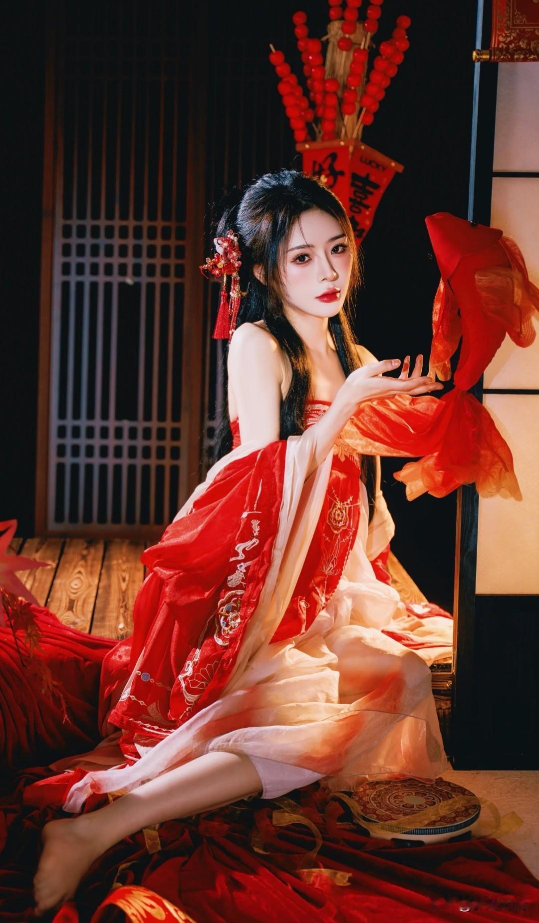 穿越时空的古典美人，红衣飘逸，韵味十足。