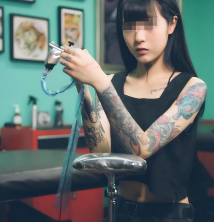 “纹身的一律开除！”2021年湖南长沙，15岁女孩刚办好入学手续准备读书，就