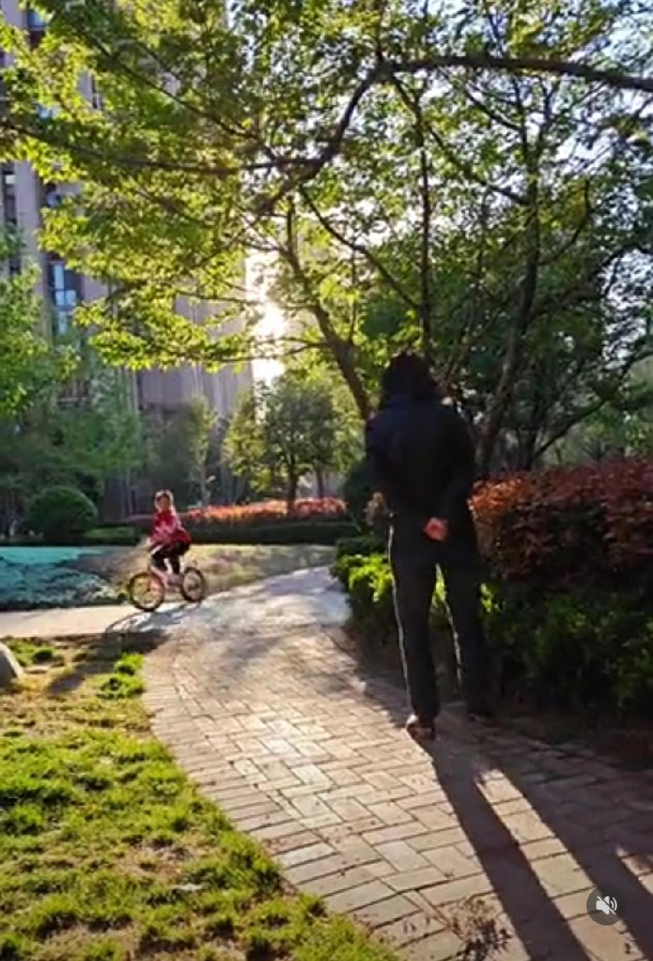 奉劝大家一定要少买衣服。我同事50岁，一年四季都要买很多衣服。现在家里的衣